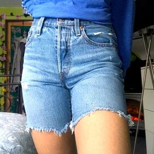 Mid-length Levi’s 501 shorts